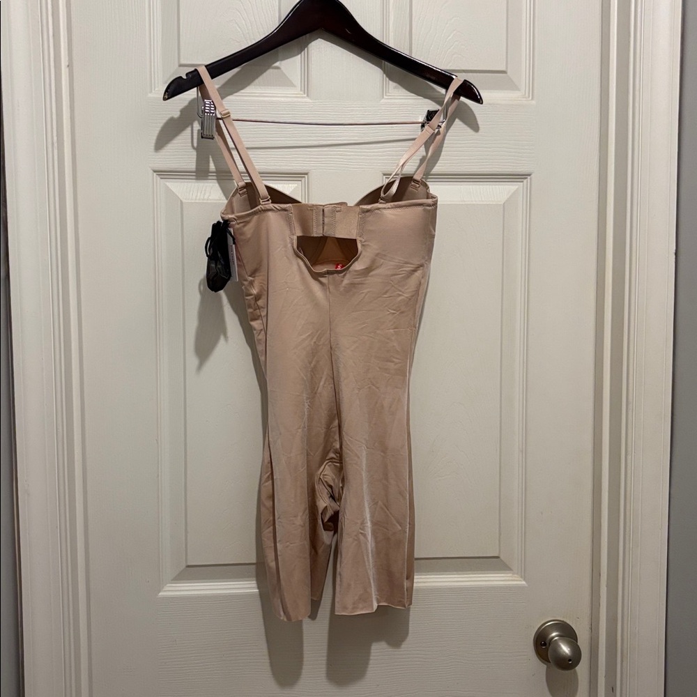‼️BNWT‼️Spanx Strapless Cupped Mid-Thigh Bodysuit - Picture 4 of 7